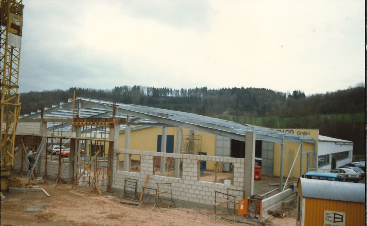 Neue Produktionshalle im Bau, mit Kran und Stahlkonstruktion, 1993