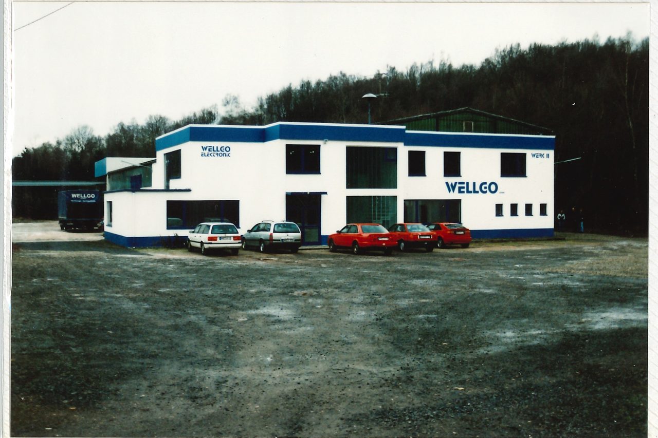 Werk II nach dem Umbau mit WELLGO-Electronic-Fassade, 1997